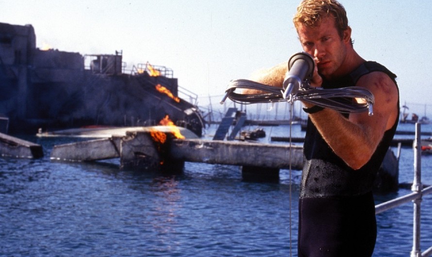 Deep Blue Sea (1999) – Fun, Flawed Shark Horror
